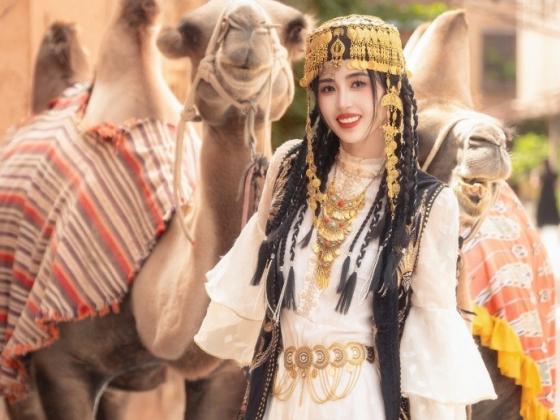 迪丽娜巴？赵丽娜身穿民族服饰，推荐新疆喀什的美食和足球